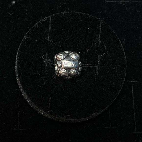 Retired Love & Family Pandora charm - Picture 2 of 3